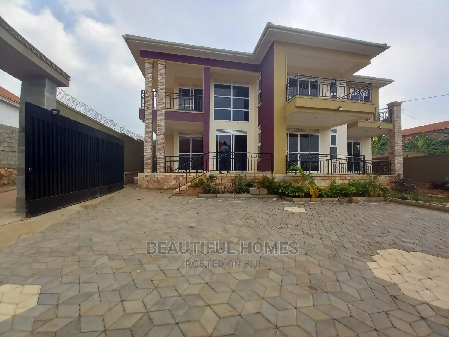 Furnished 6bdrm House in Kira Tarmack for Sale
