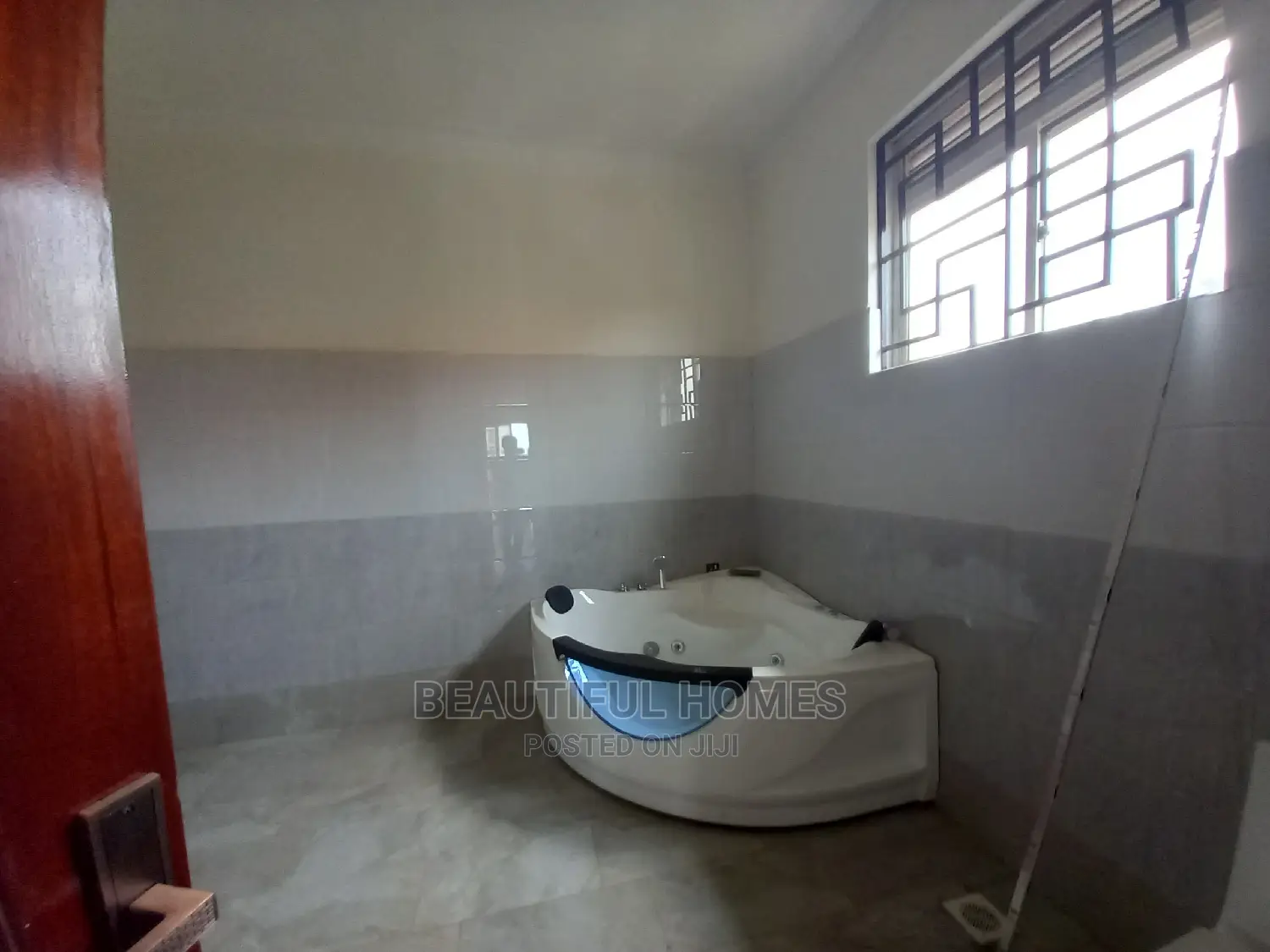 Furnished 6bdrm House in Kira Tarmack for Sale