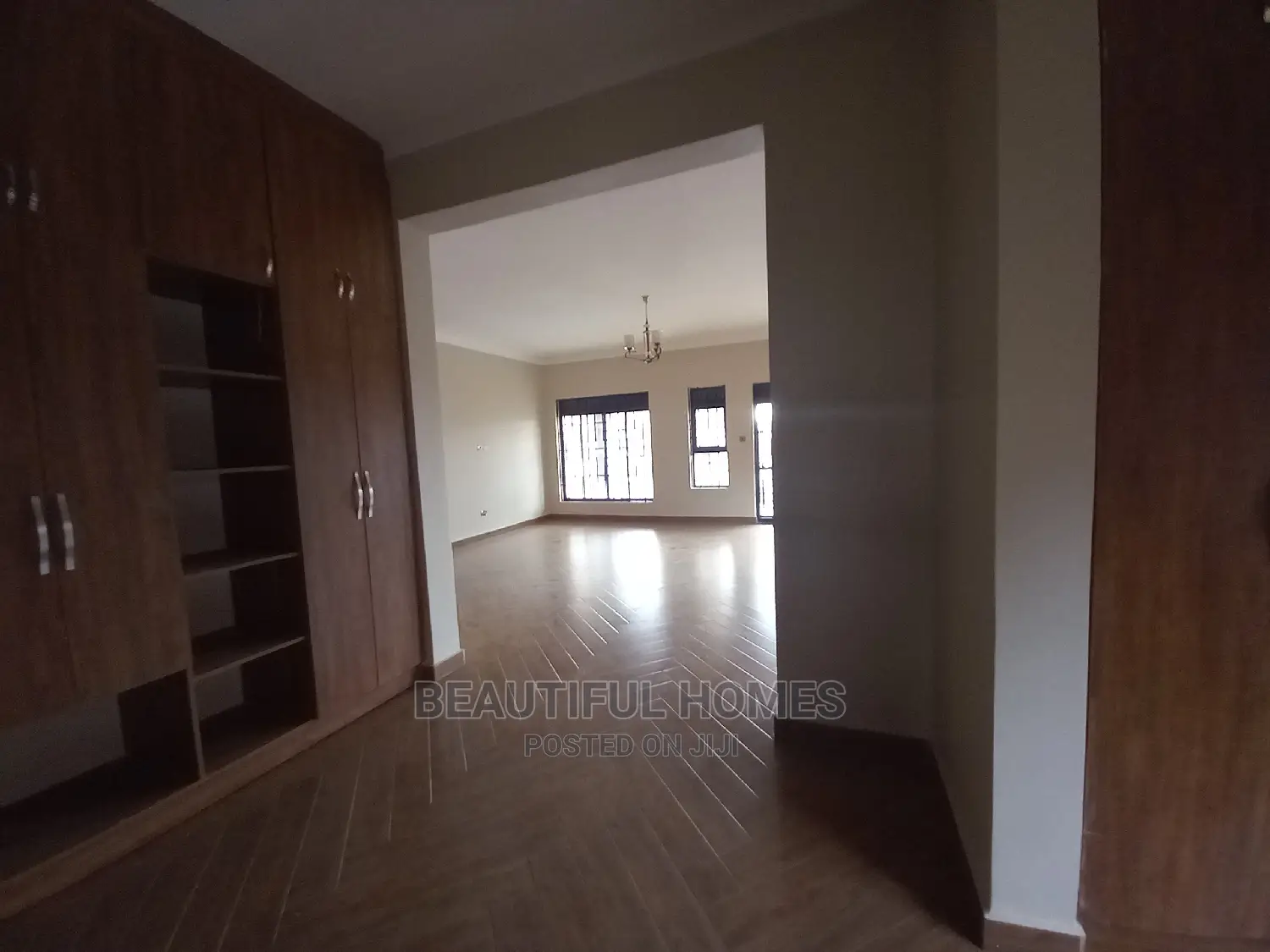 Furnished 6bdrm House in Kira Tarmack for Sale