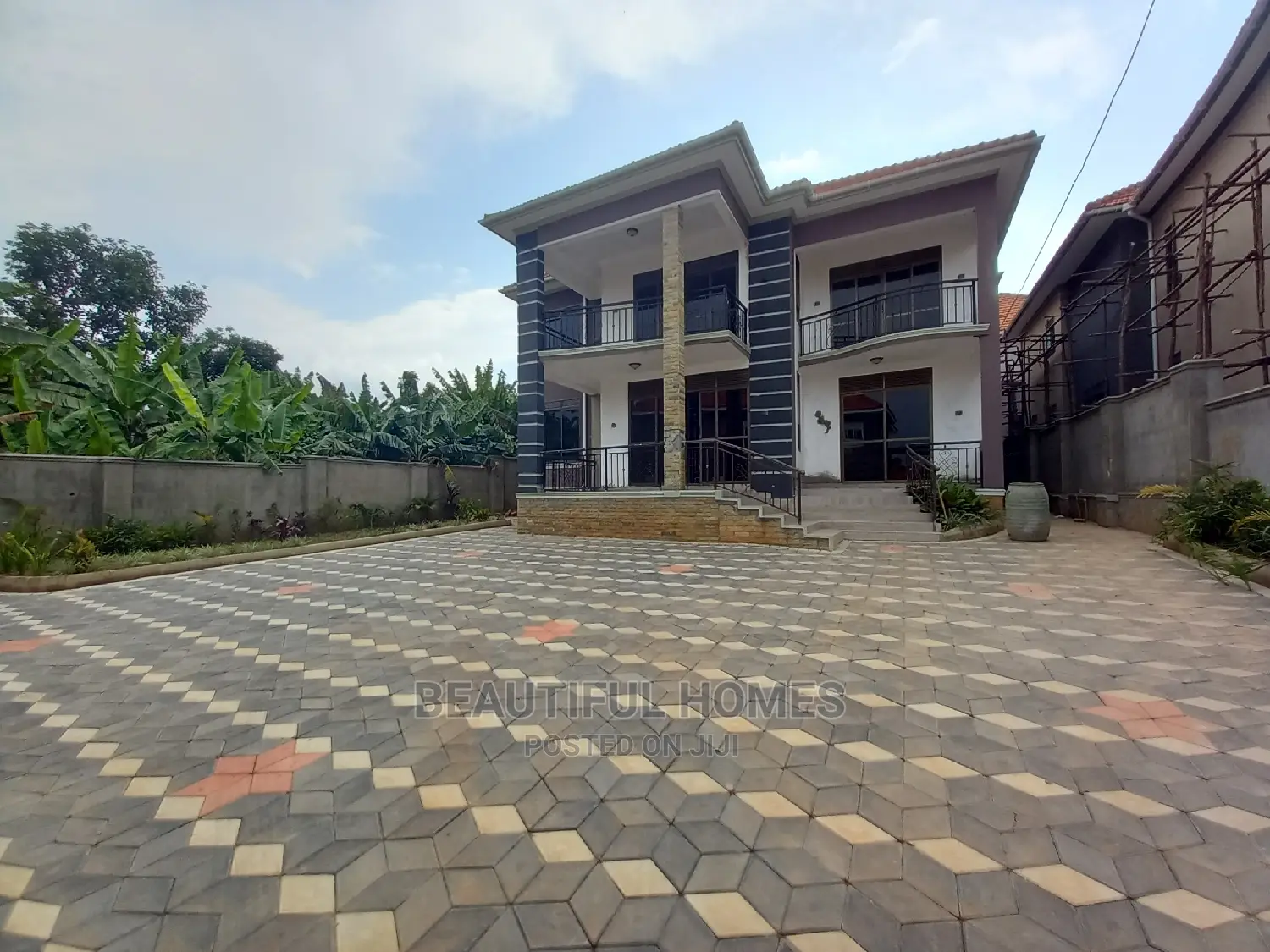 Furnished 6bdrm Mansion in Kira Corporate for Sale