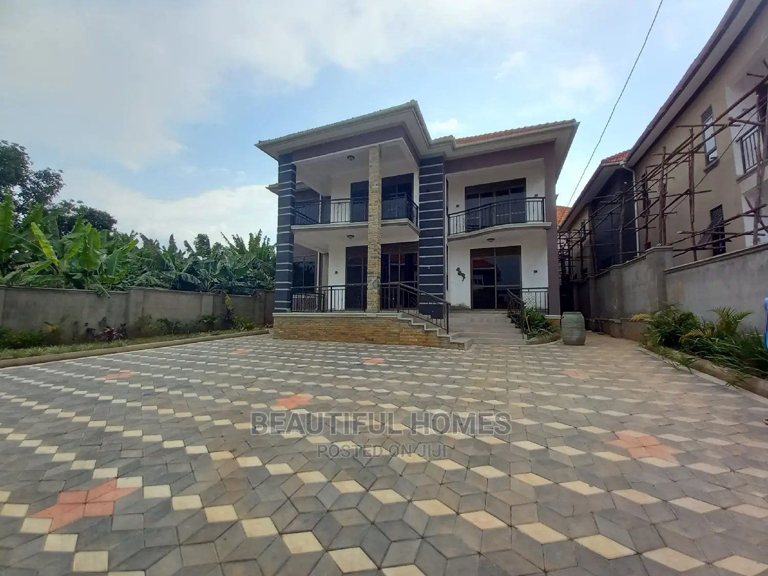 Furnished 6bdrm Mansion in Kira Corporate for Sale