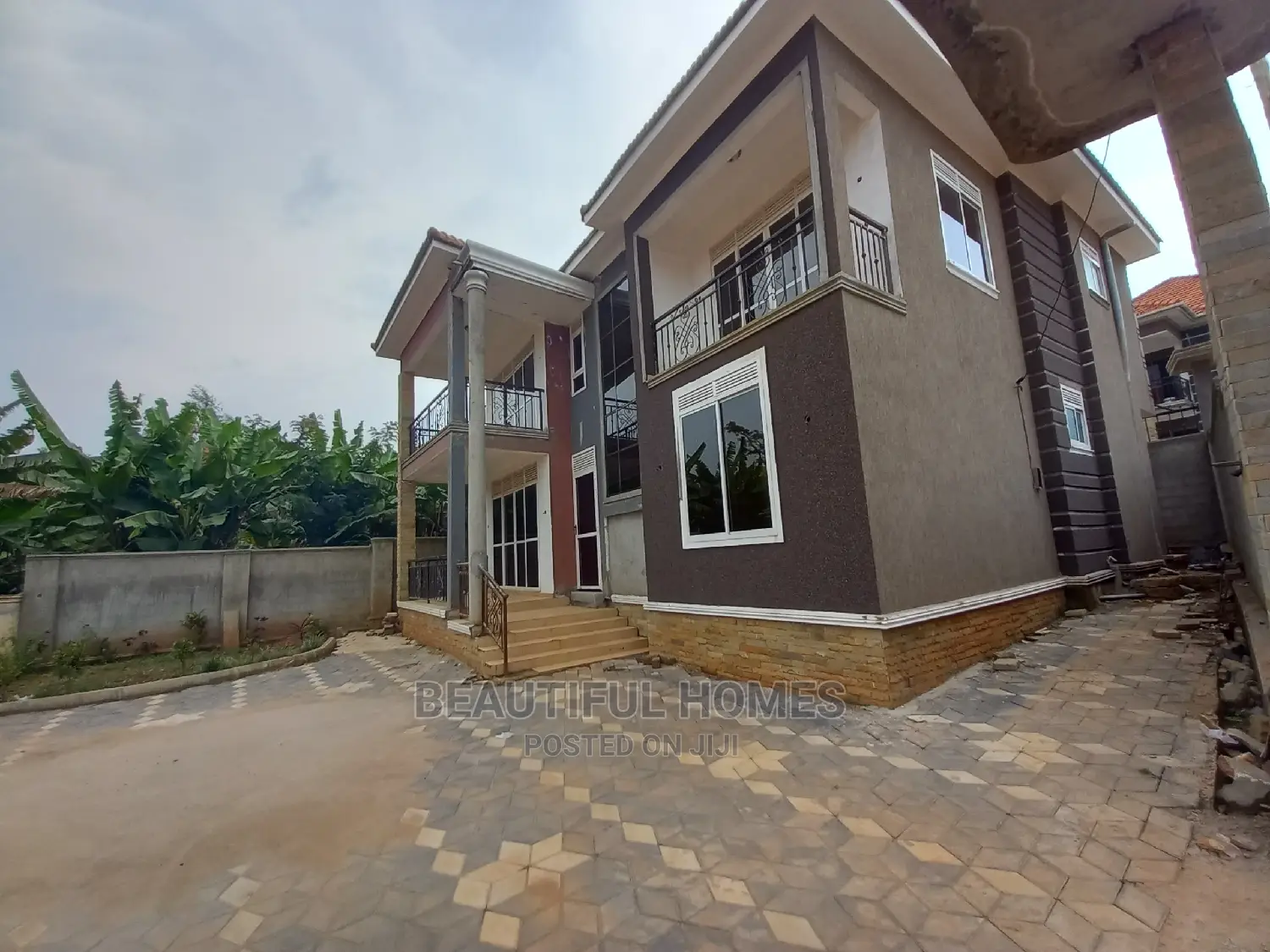 Furnished 6bdrm Mansion in Kira Corporate for Sale