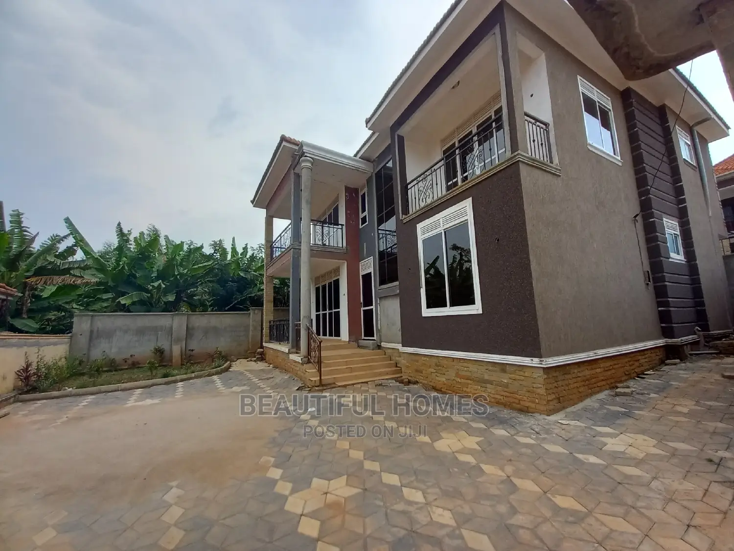 Furnished 6bdrm Mansion in Kira Corporate for Sale