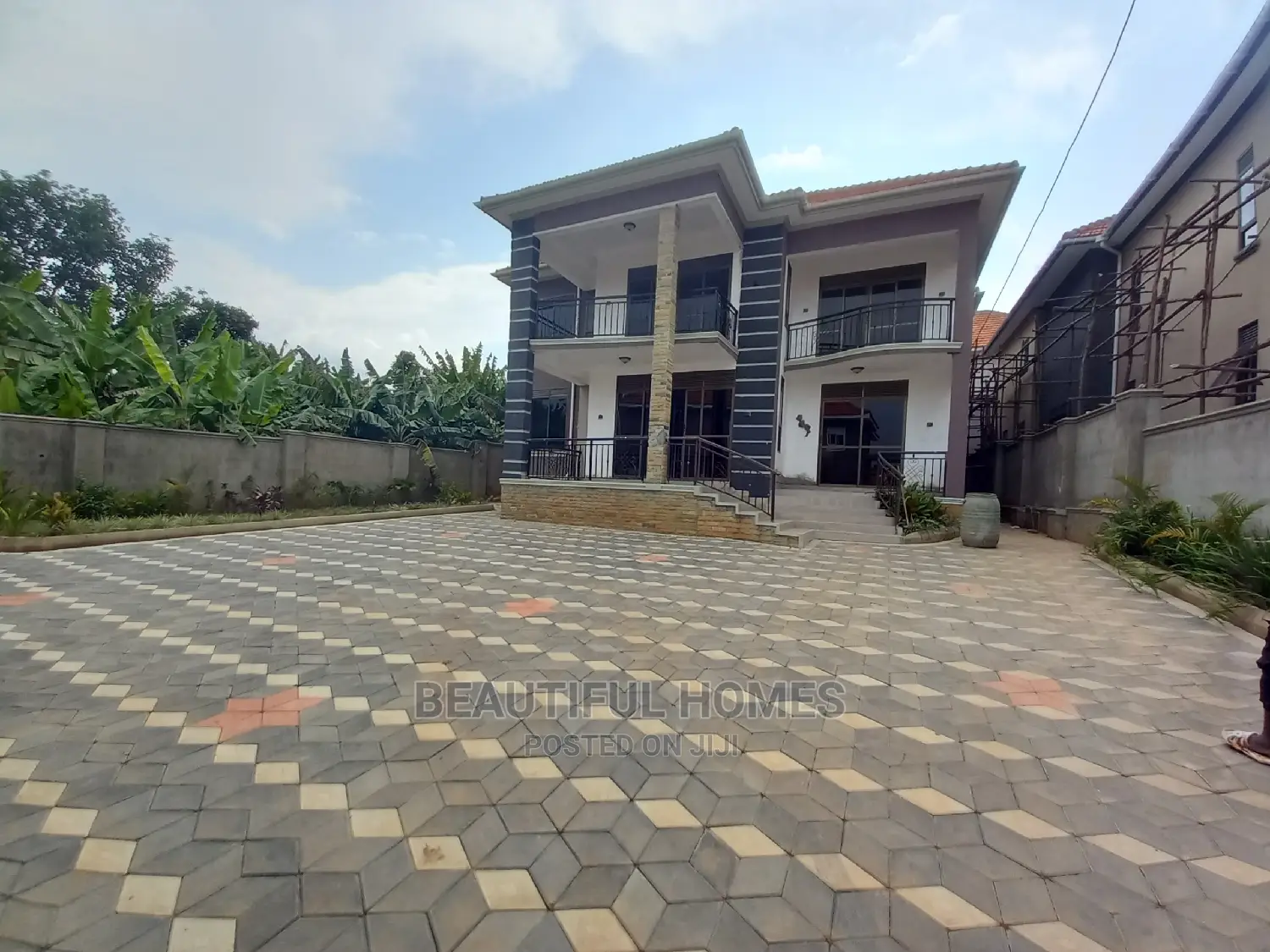 Furnished 6bdrm Mansion in Kira Corporate for Sale