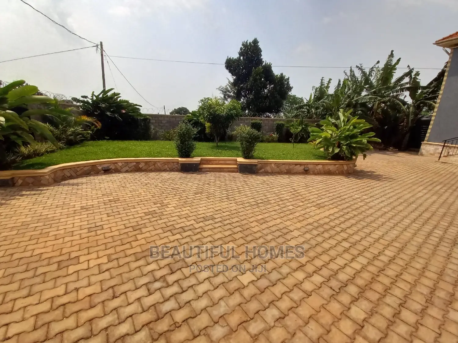 Furnished 5bdrm Duplex in Kira for Sale