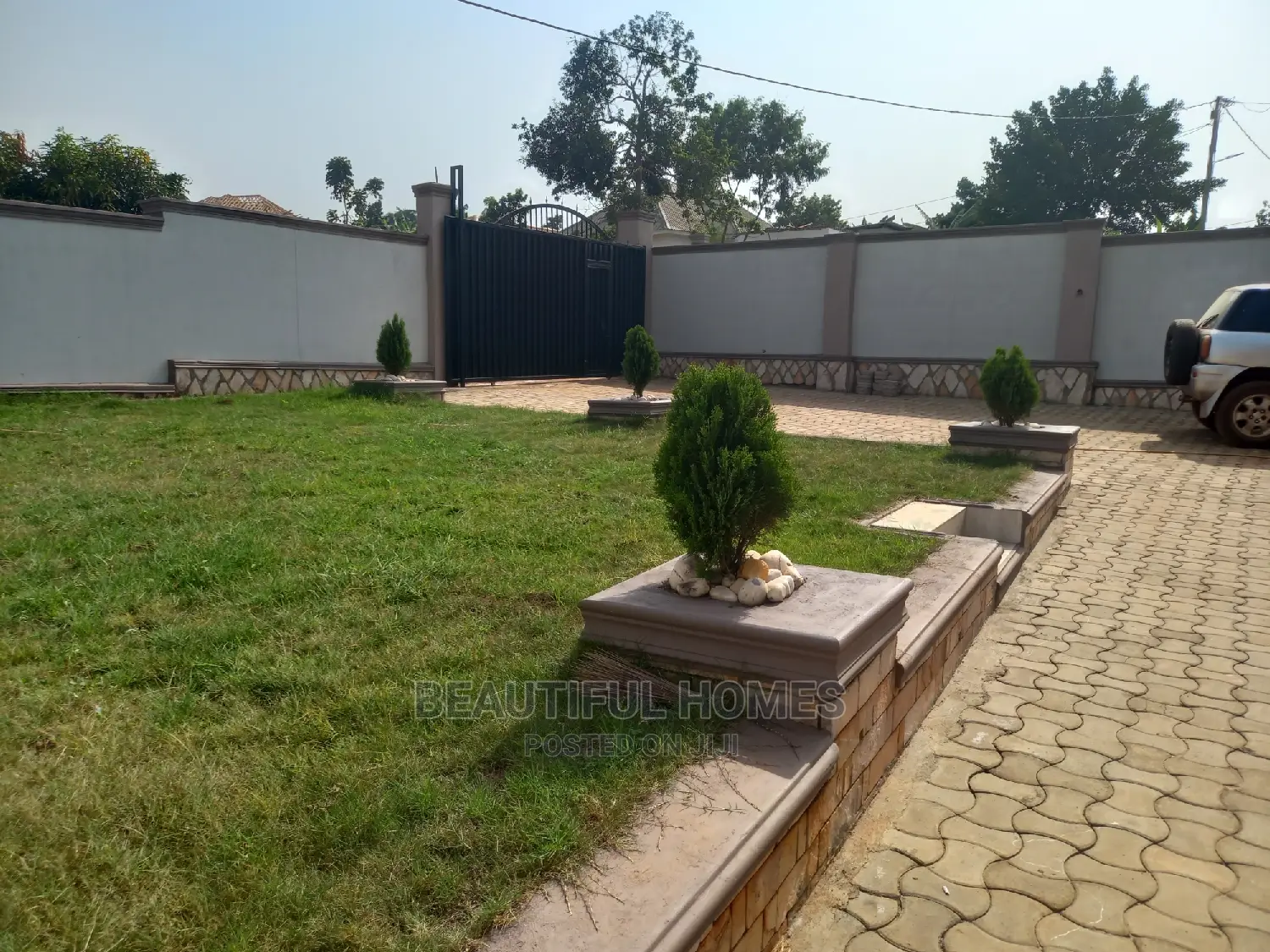 Furnished 4bdrm Bungalow in Kira for Sale