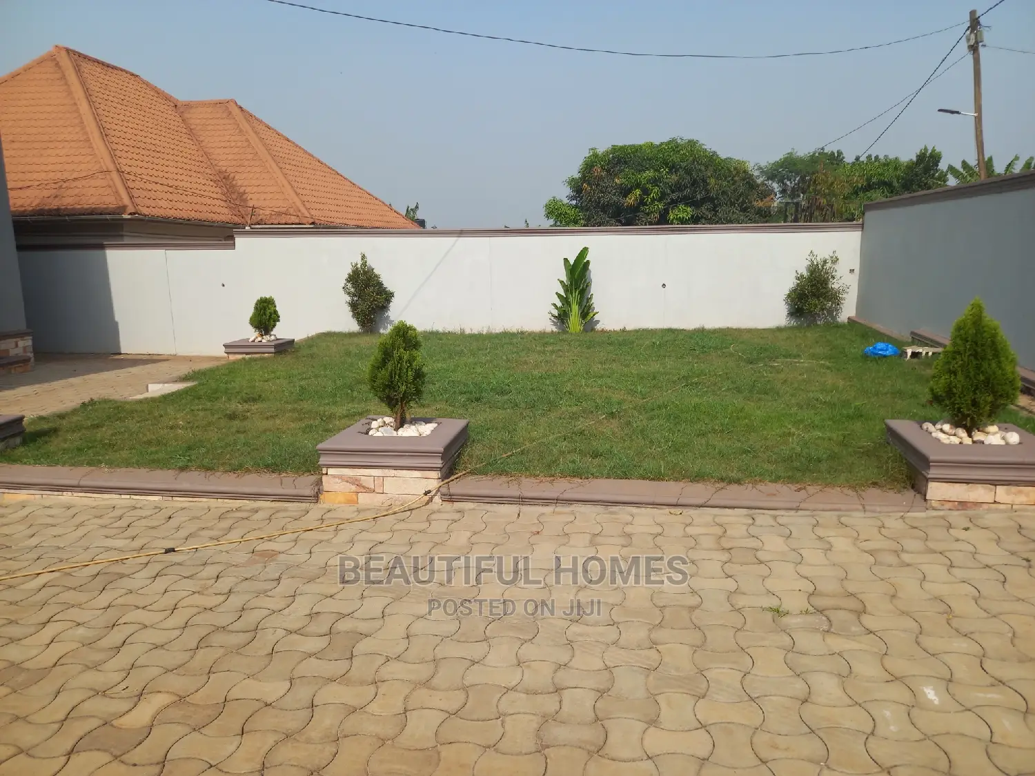 Furnished 4bdrm Bungalow in Kira for sale
