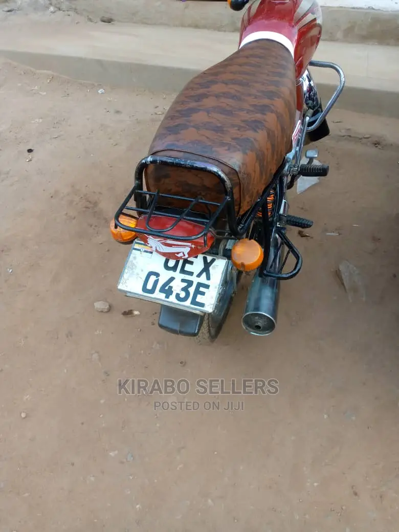 Bajaj Boxer 2022 White