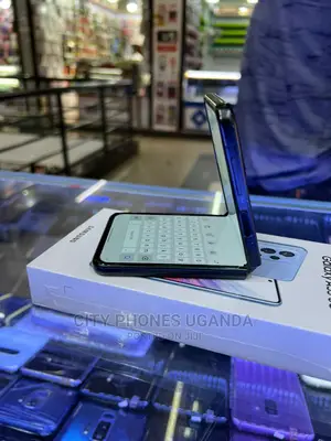 Photo - Samsung Galaxy Z Flip 3 128 GB Blue
