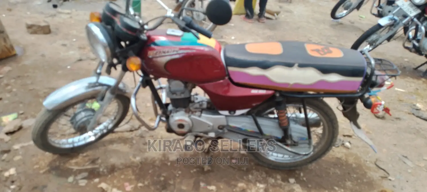 Bajaj Boxer 2018 White