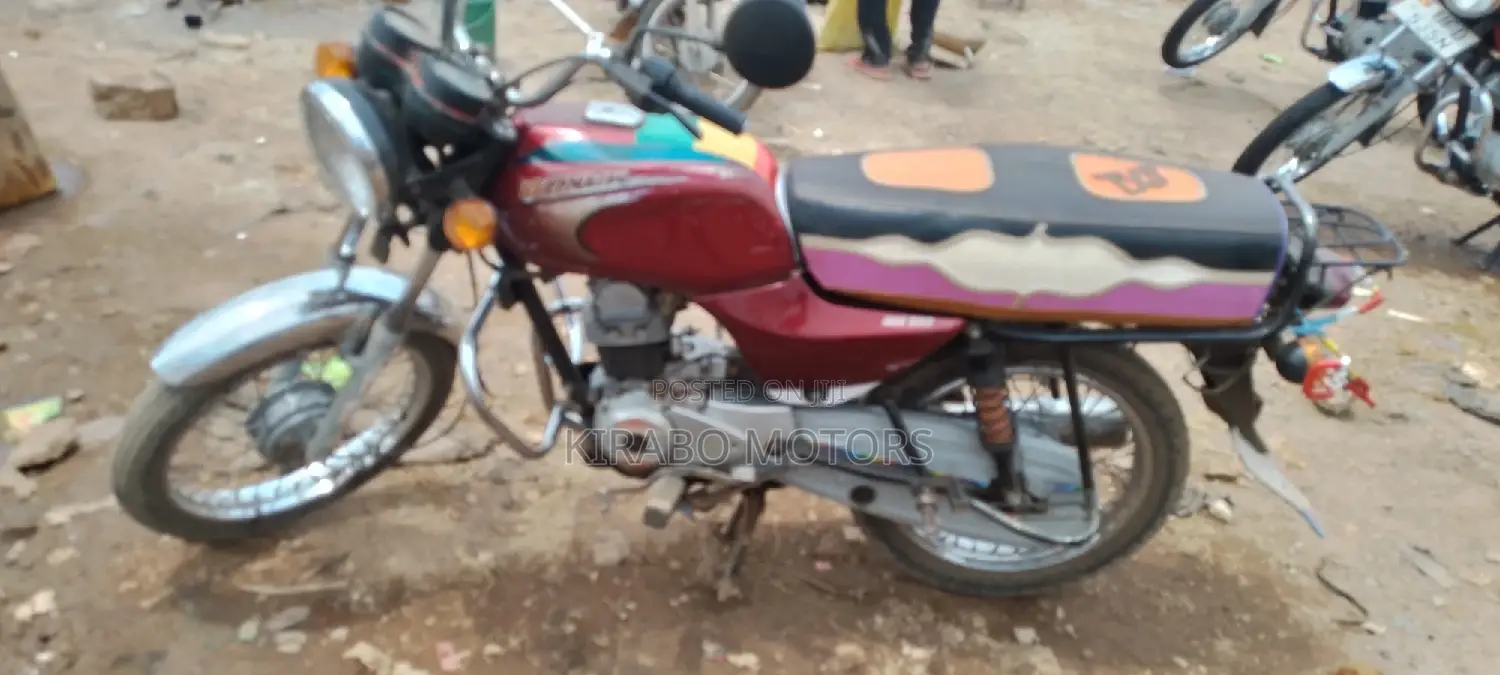 Bajaj Boxer 2018 White