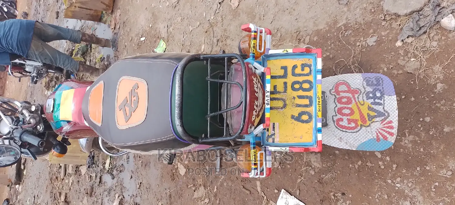 Bajaj Boxer 2018 White