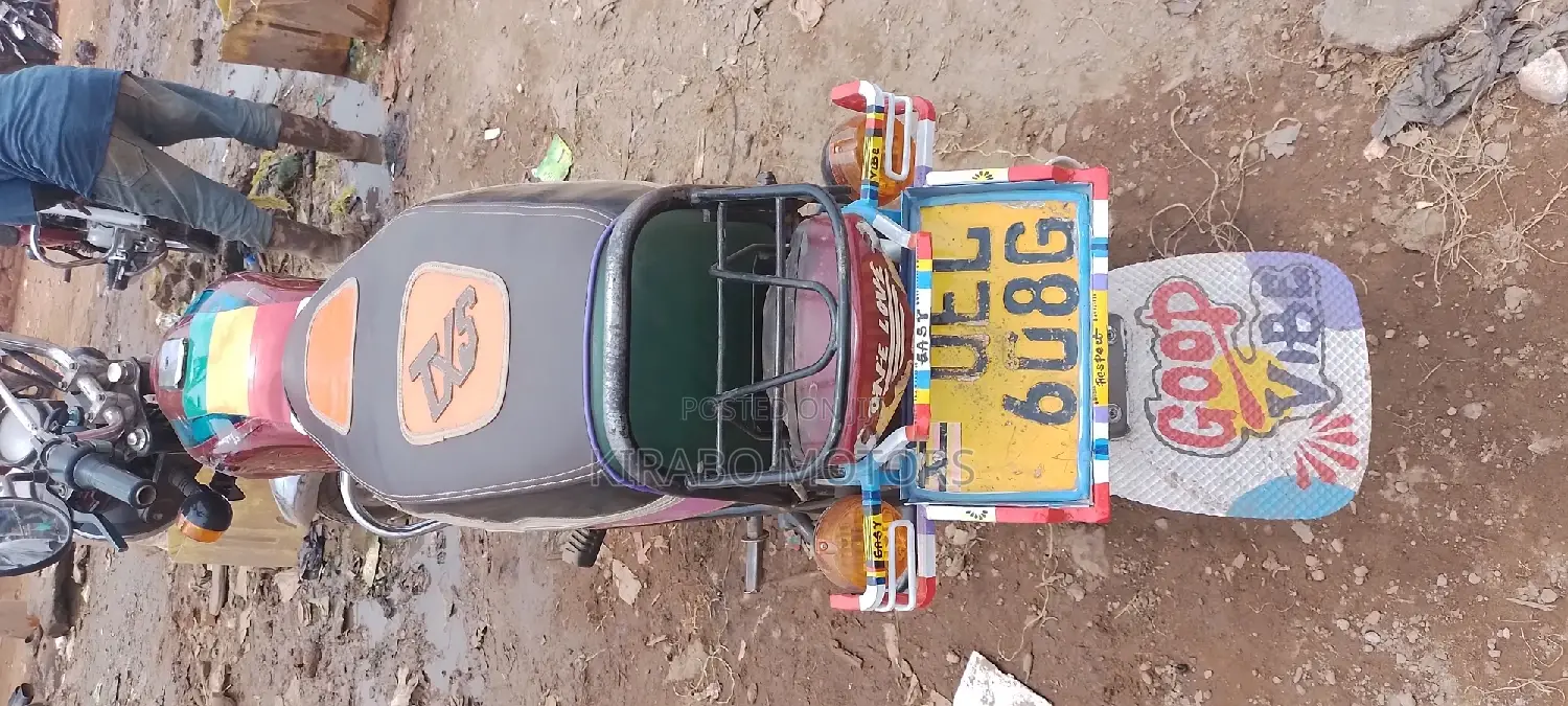 Bajaj Boxer 2018 White