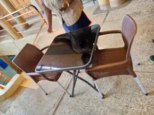 Reading Glass Square and 2 Plastic Chairs