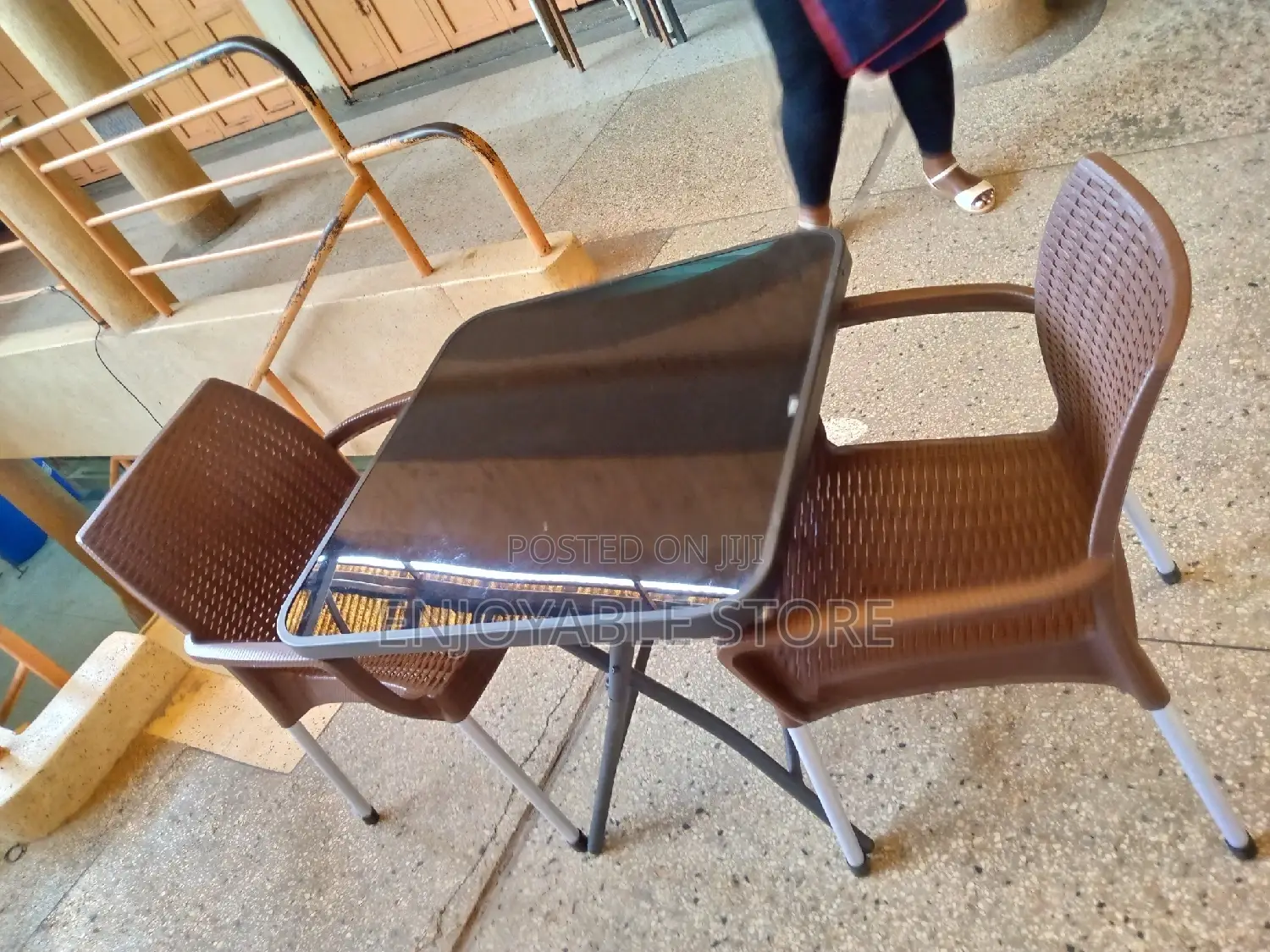 Reading Glass Square and 2 Plastic Chairs