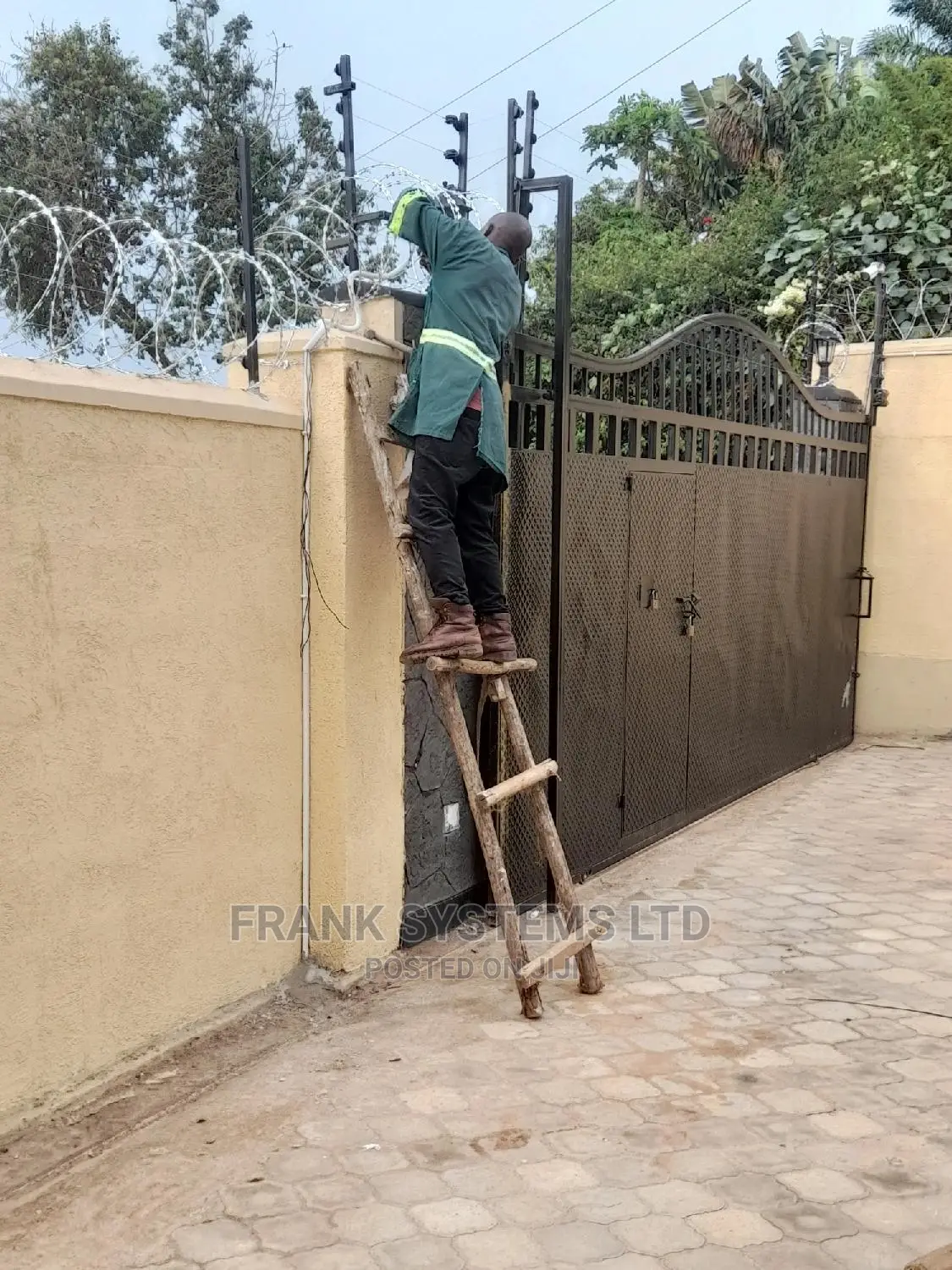 Electric Wire Fencing With Razor Wire