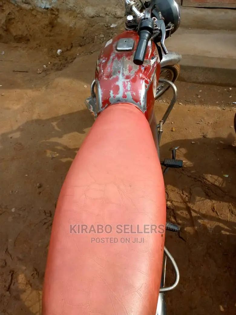 Bajaj Boxer 2019 White