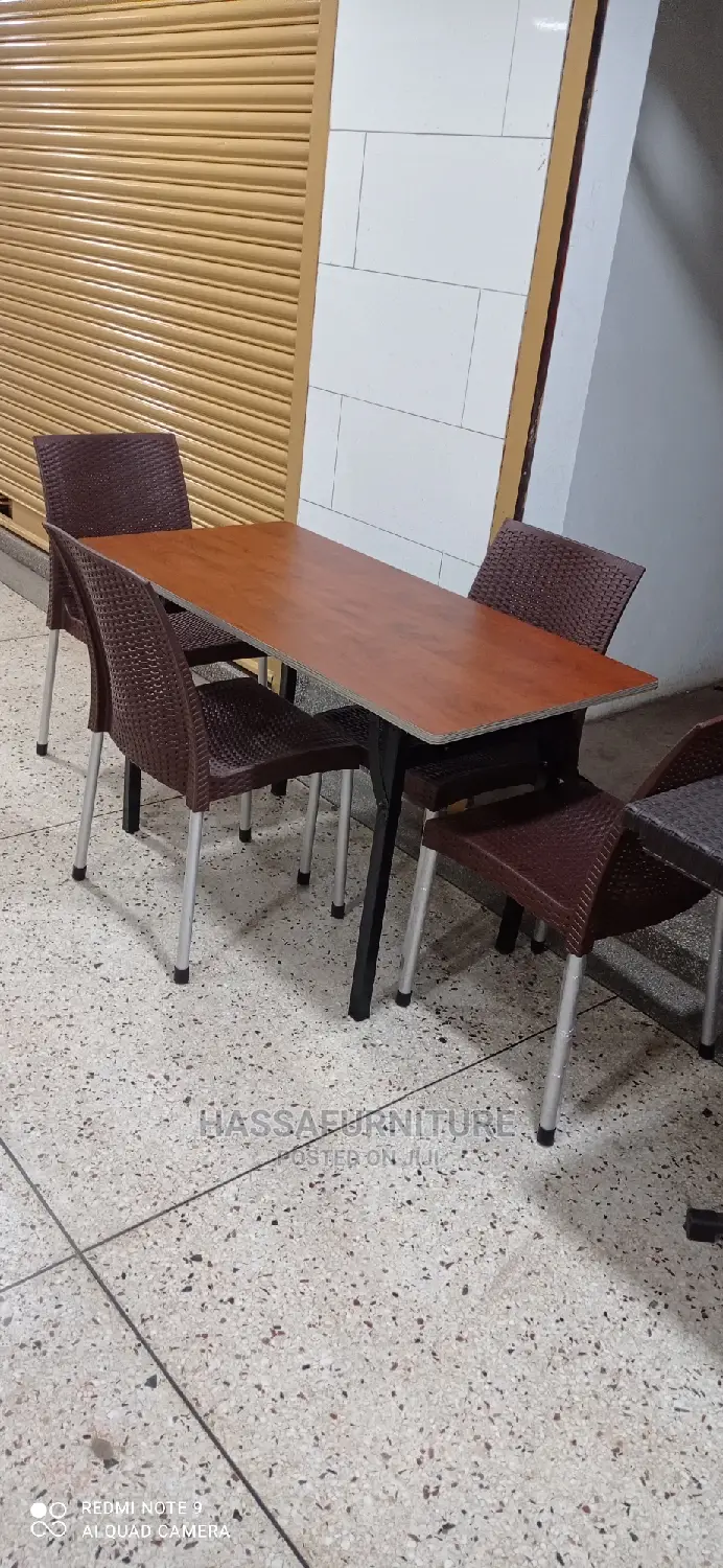 4seaters Dining Table