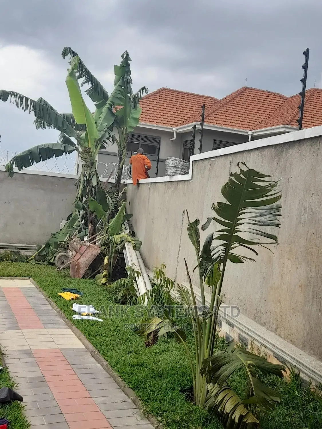 Electric Fence With Razor Wire Fencing