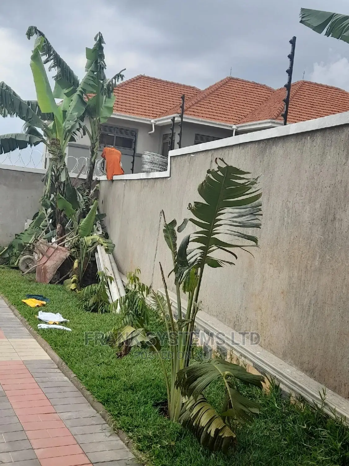 Electric Fence With Razor Wire Fencing