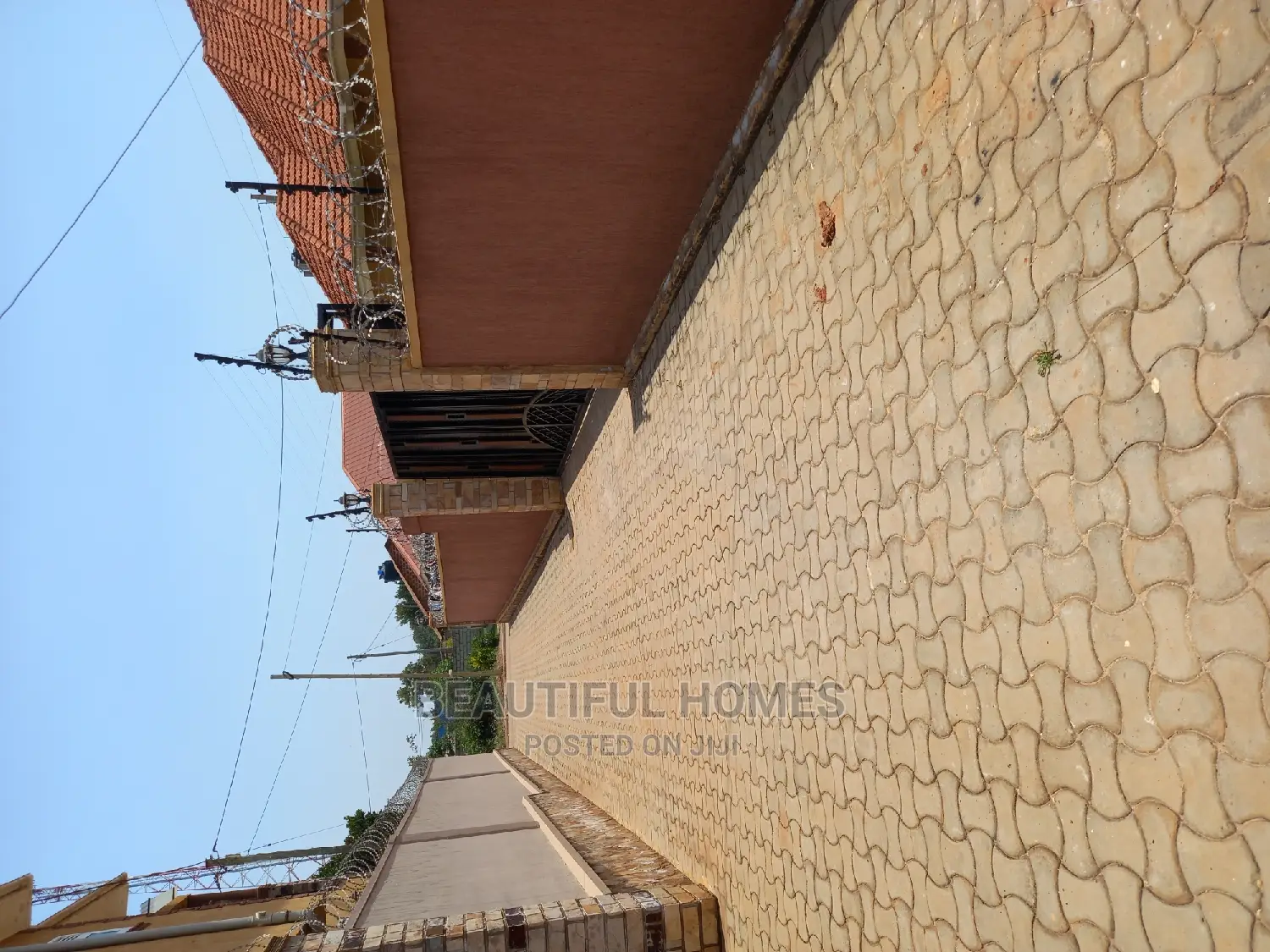 Furnished 4bdrm Bungalow in Kira Tarmack for Sale