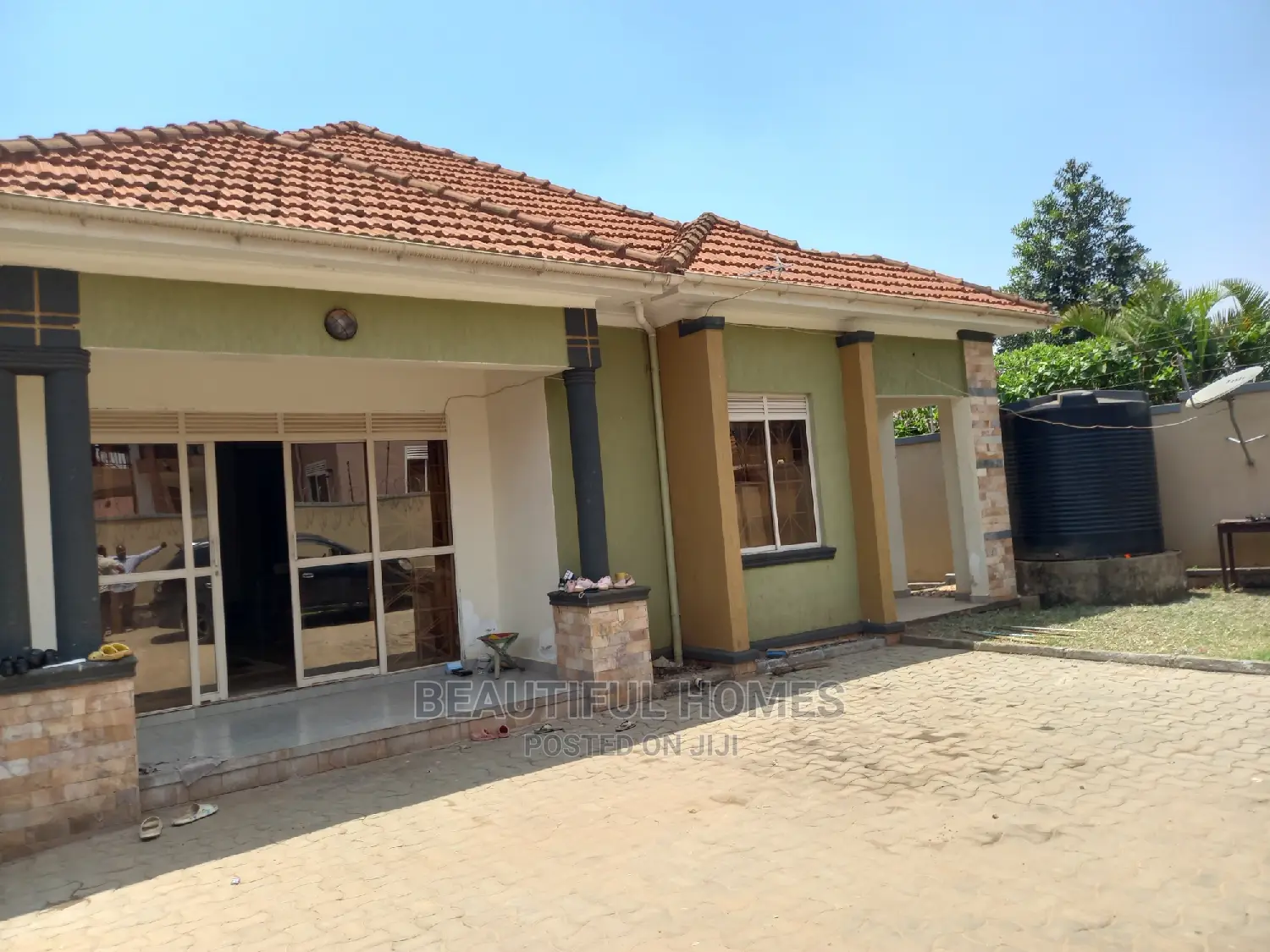 Furnished 4bdrm Bungalow in Kira Tarmack for Sale