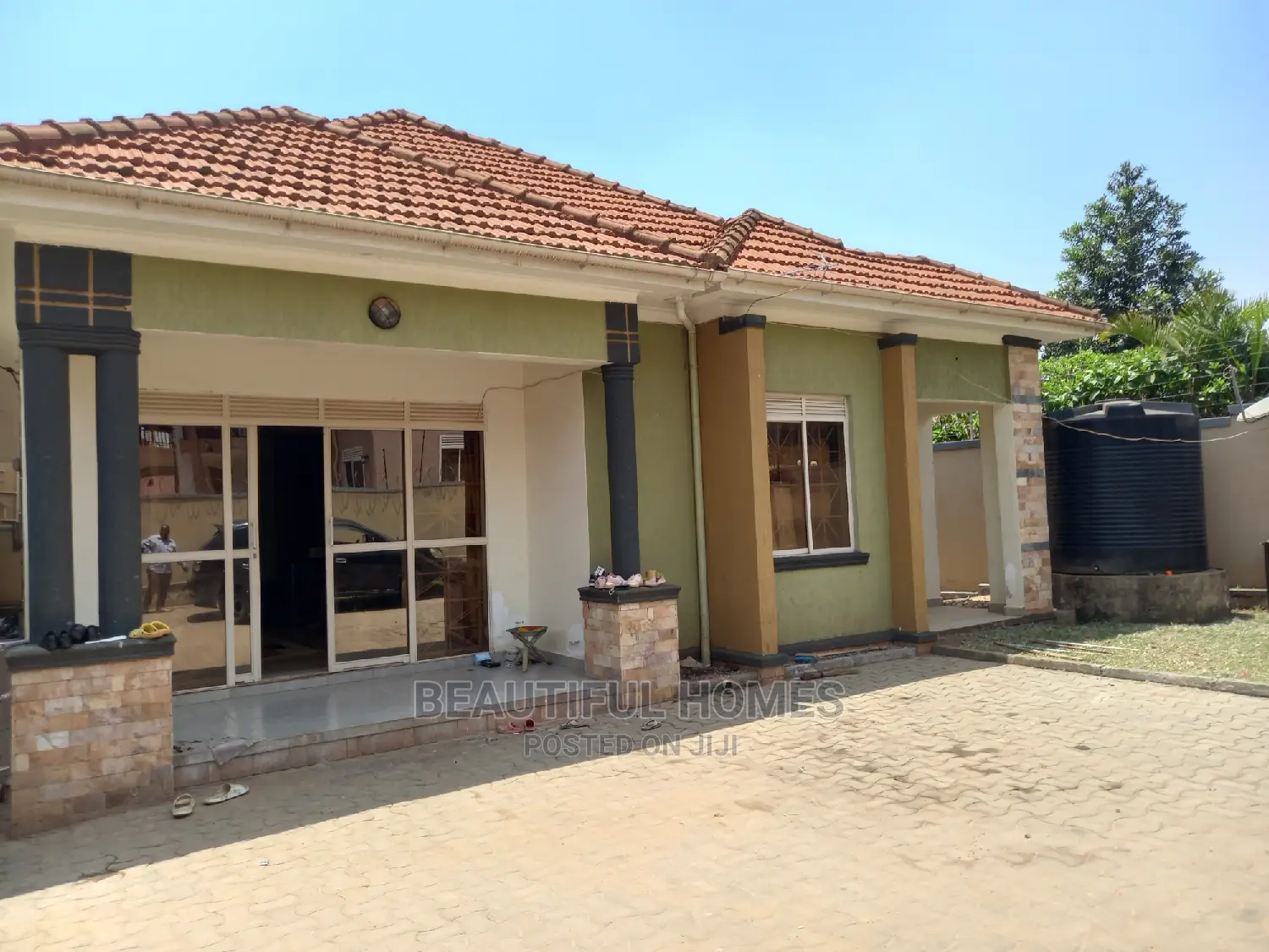 Furnished 4bdrm Bungalow in Kira Tarmack for Sale