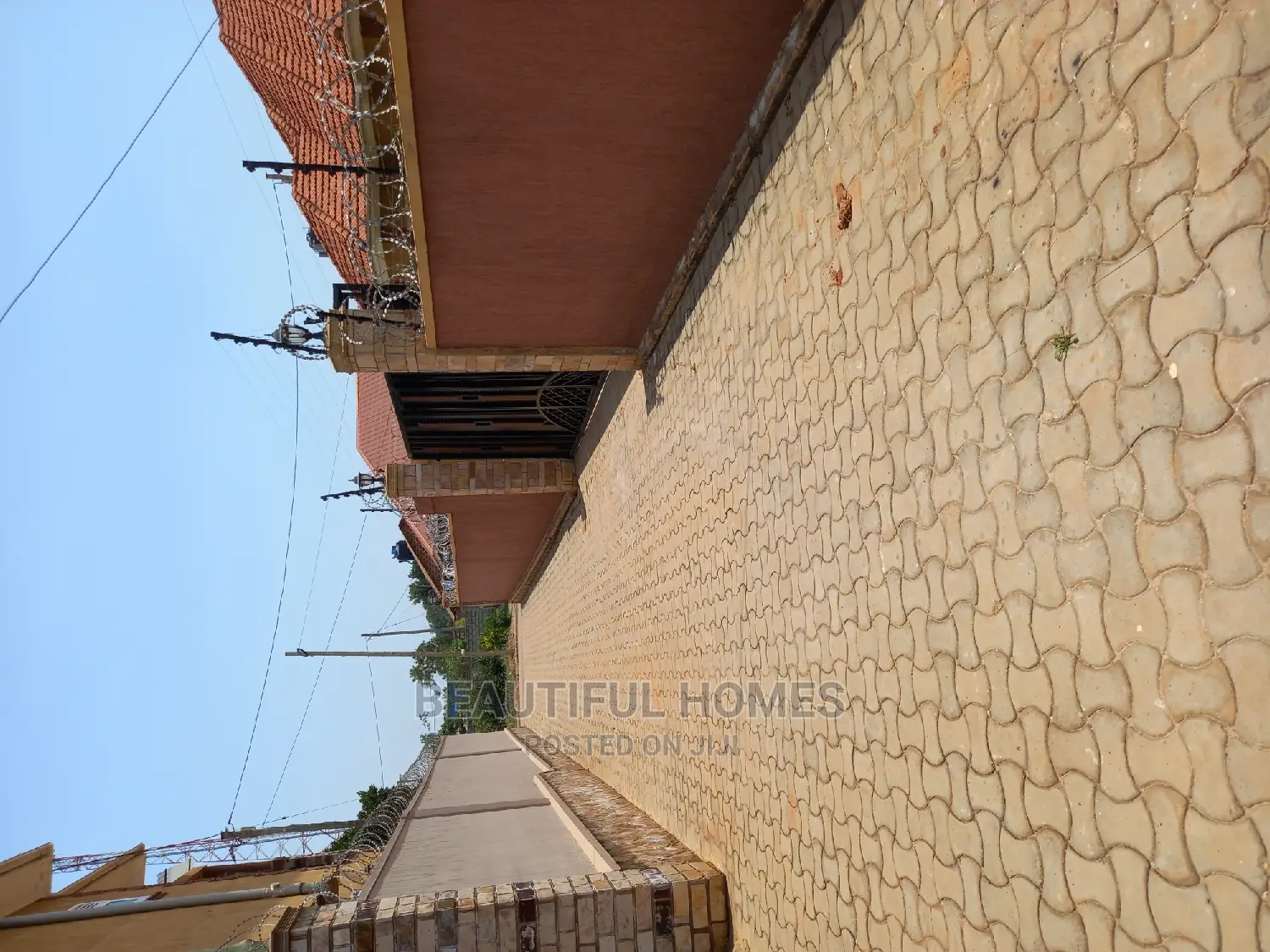 Furnished 4bdrm Bungalow in Kira Tarmack for Sale