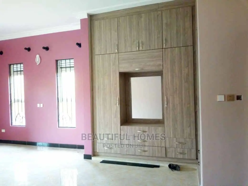 Furnished 4bdrm House in Kira for Sale