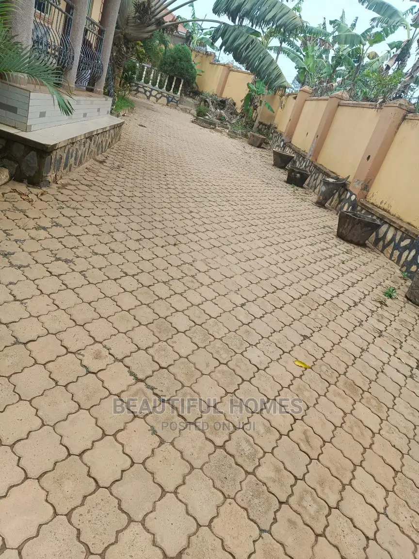 Furnished 3bdrm House in Kira for Sale