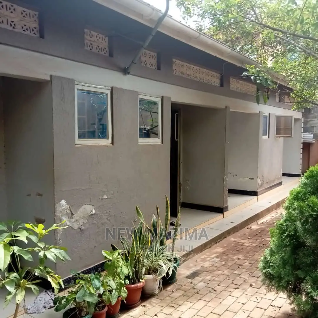 4bdrm House in Makindye Kizungu, Division a for Sale