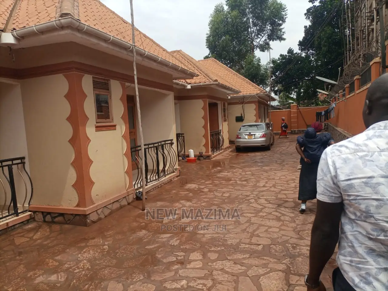 7bdrm House in Mutundwe, Division a for Sale