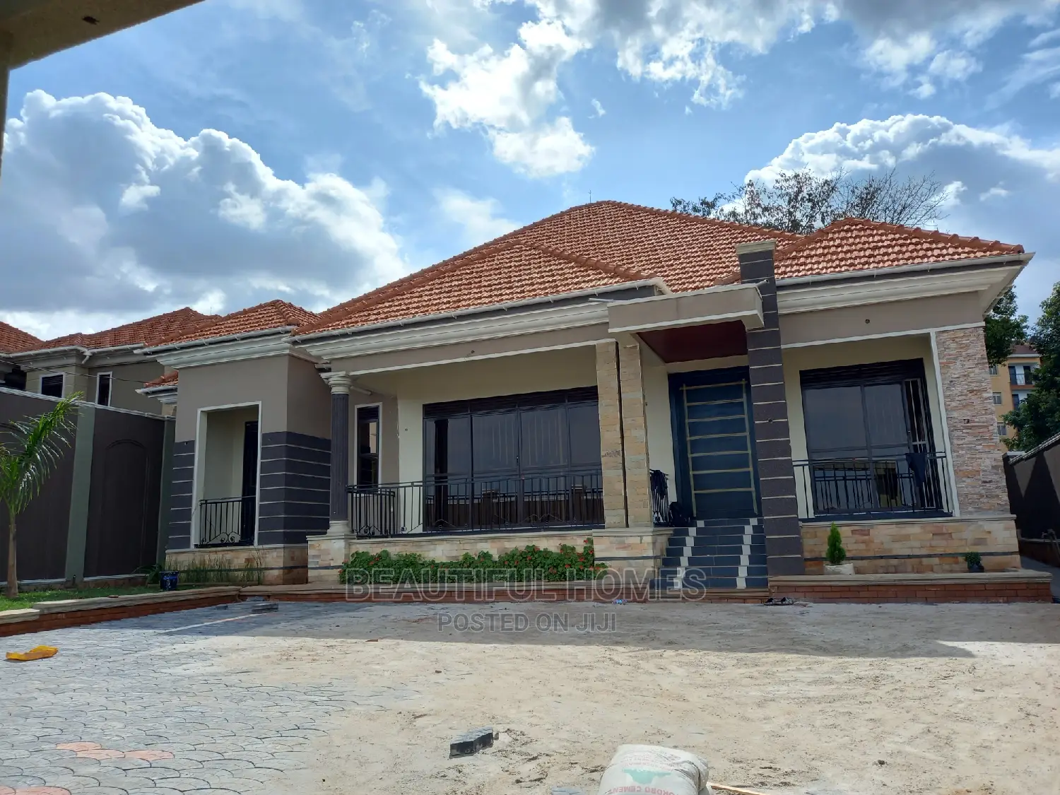 Furnished 4bdrm Mansion in Kira Corporate for Sale