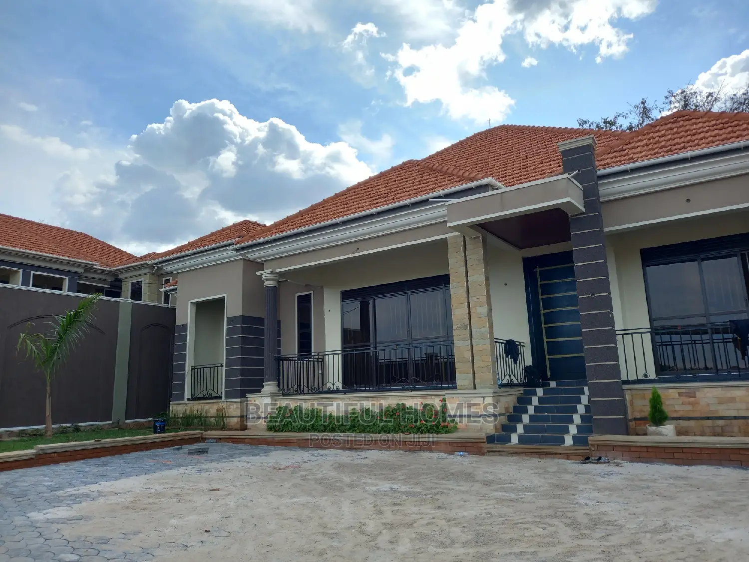 Furnished 4bdrm Mansion in Kira Corporate for Sale