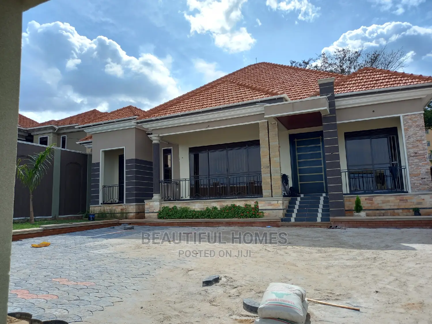 Furnished 4bdrm Mansion in Kira Corporate for Sale