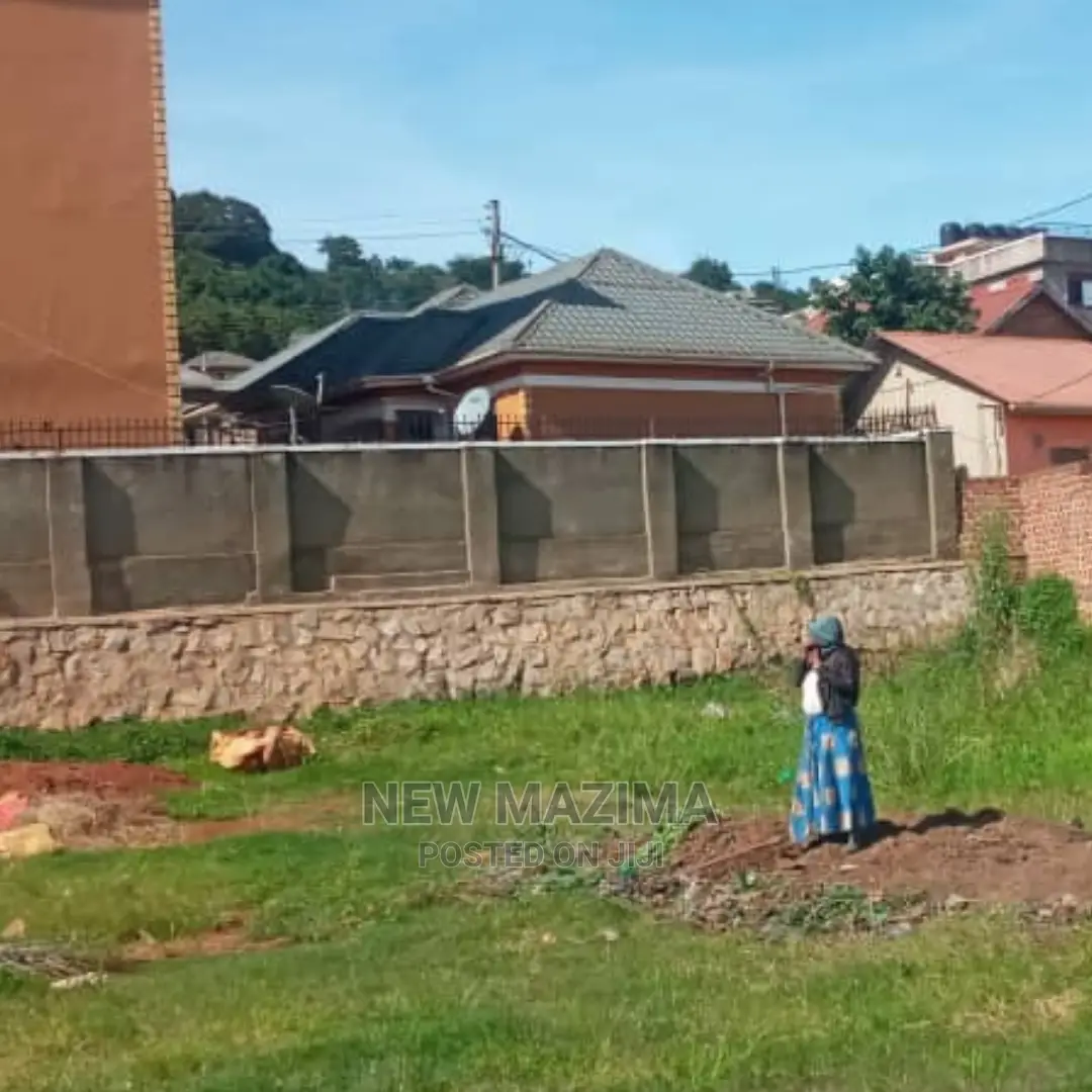 Very Prime Plot on Quicksale in Heart of Buziga at Gd Price