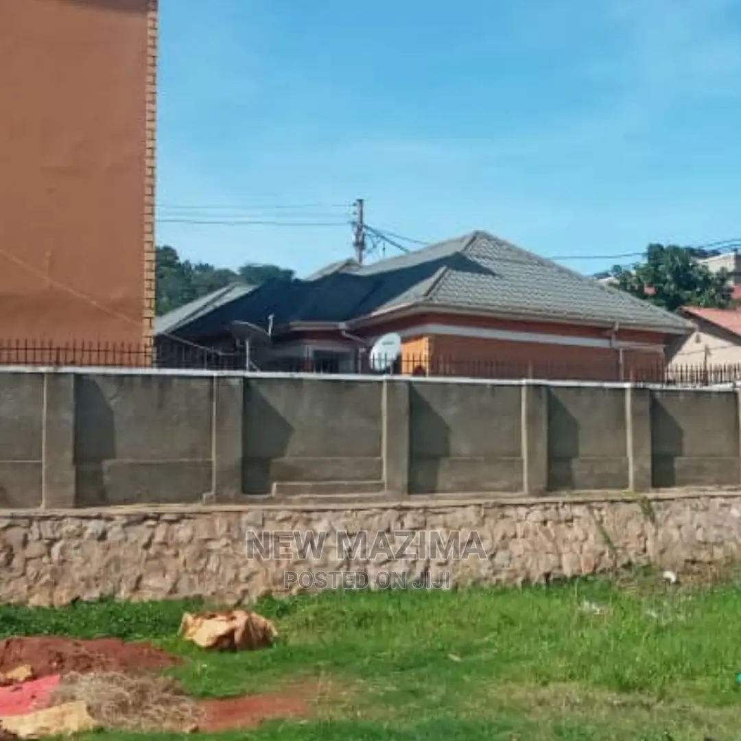Very Prime Plot on Quicksale in Heart of Buziga at Gd Price