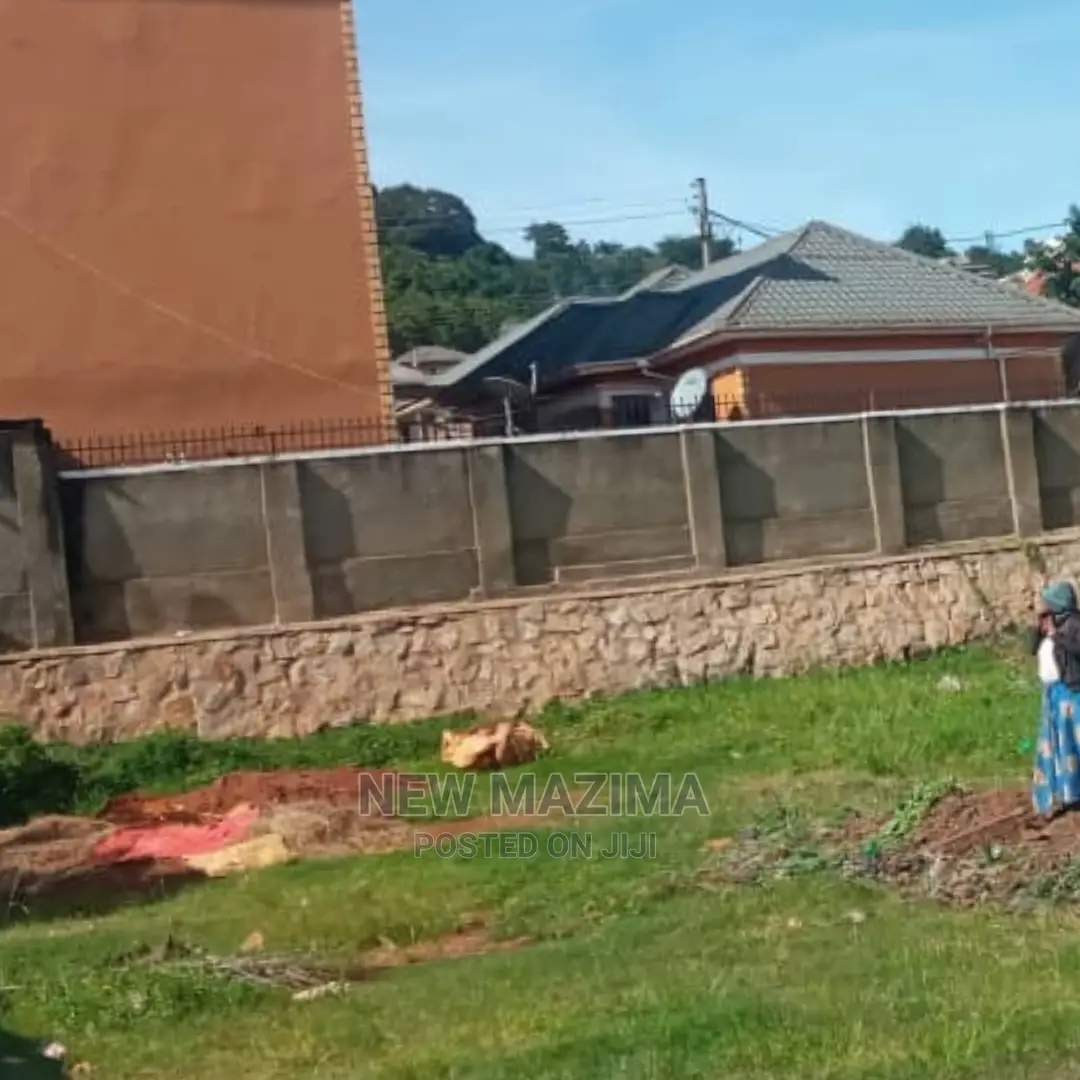 Very Prime Plot on Quicksale in Heart of Buziga at Gd Price