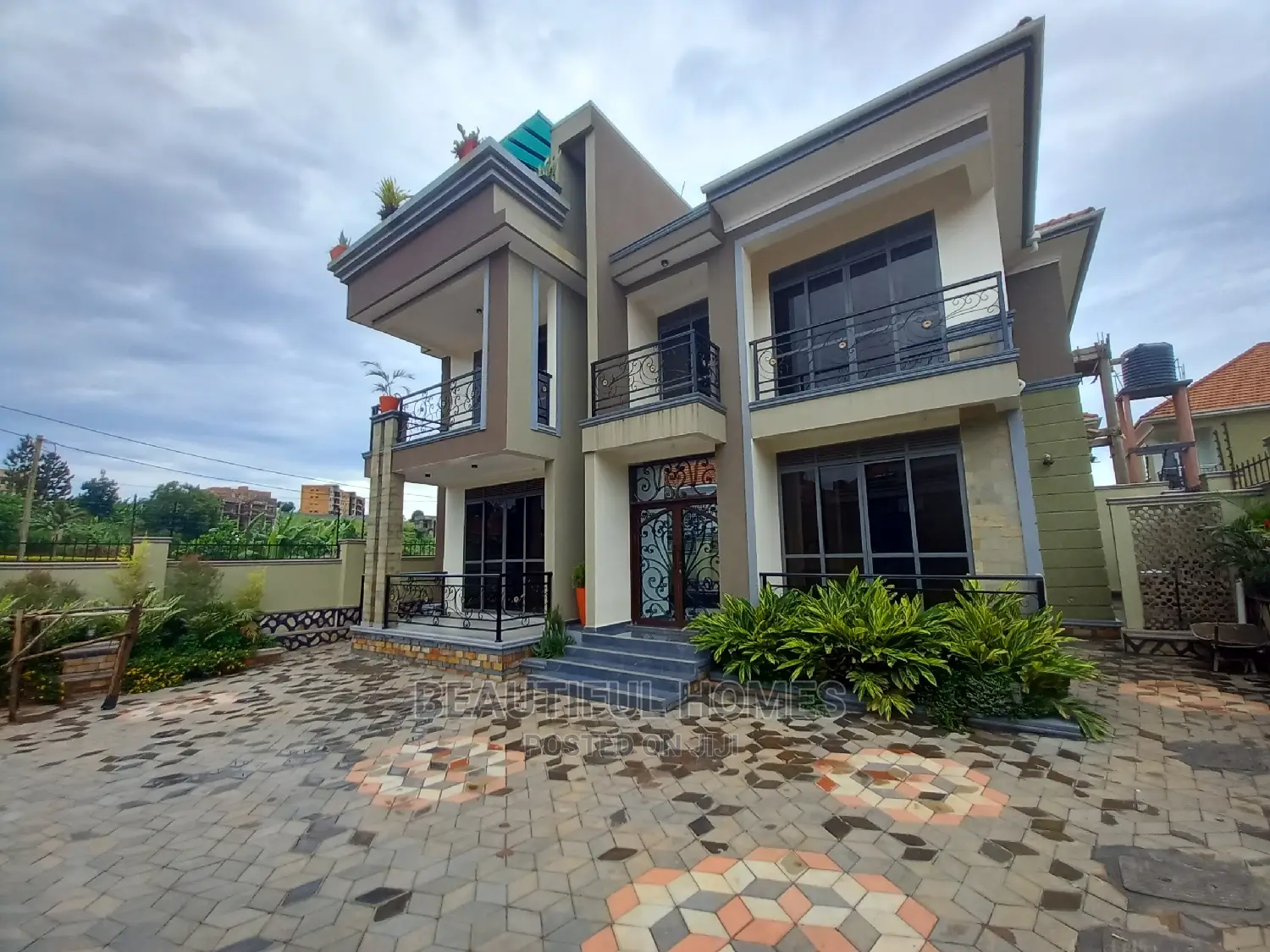 Furnished 5bdrm House in Kyanja Tarmacked, Central Division for Sale