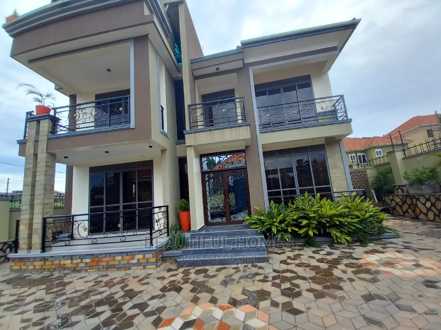 Furnished 5bdrm Duplex in Kyanja Upscale, Central Division for Sale