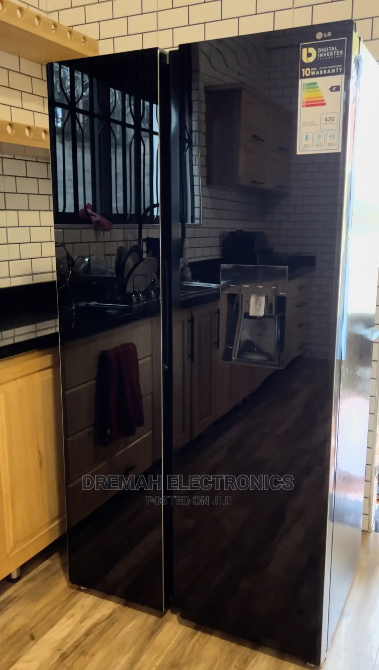 760 LITRES LG Side by Side Frost Free Water Dispenser Fridge in Central Division Kitchen