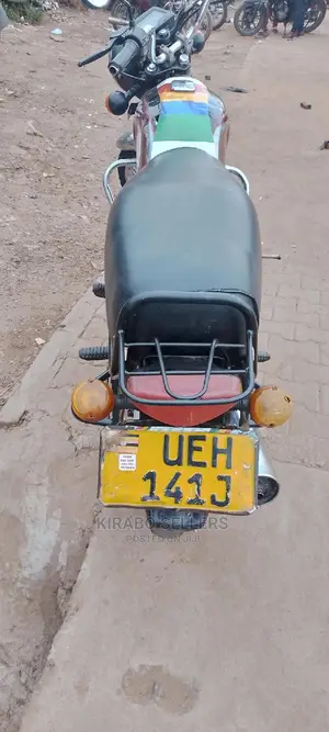 Bajaj Avenger 180 2016 Orange