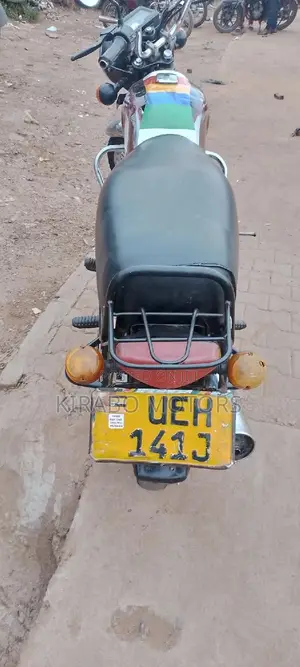Bajaj Avenger 180 2016 Orange