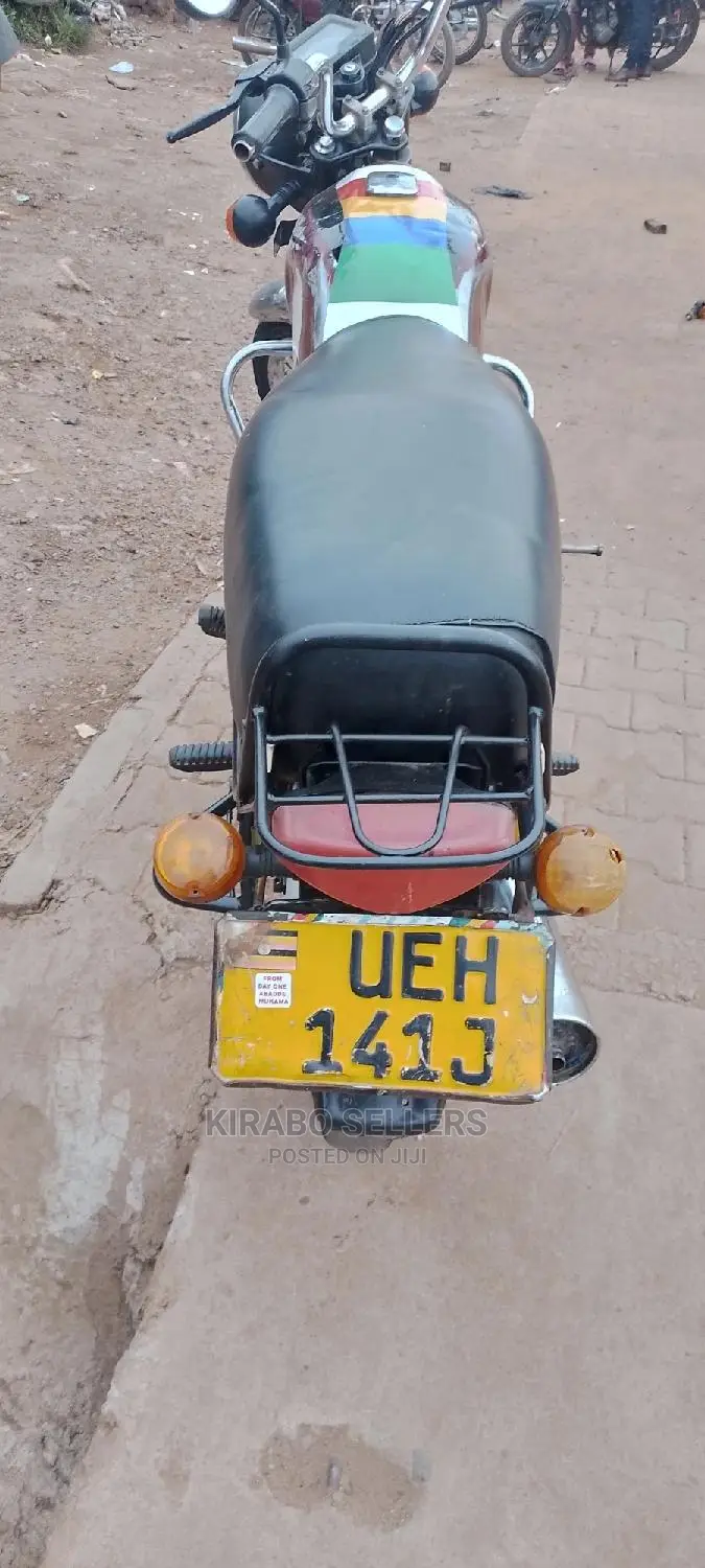 Bajaj Avenger 180 2016 Orange