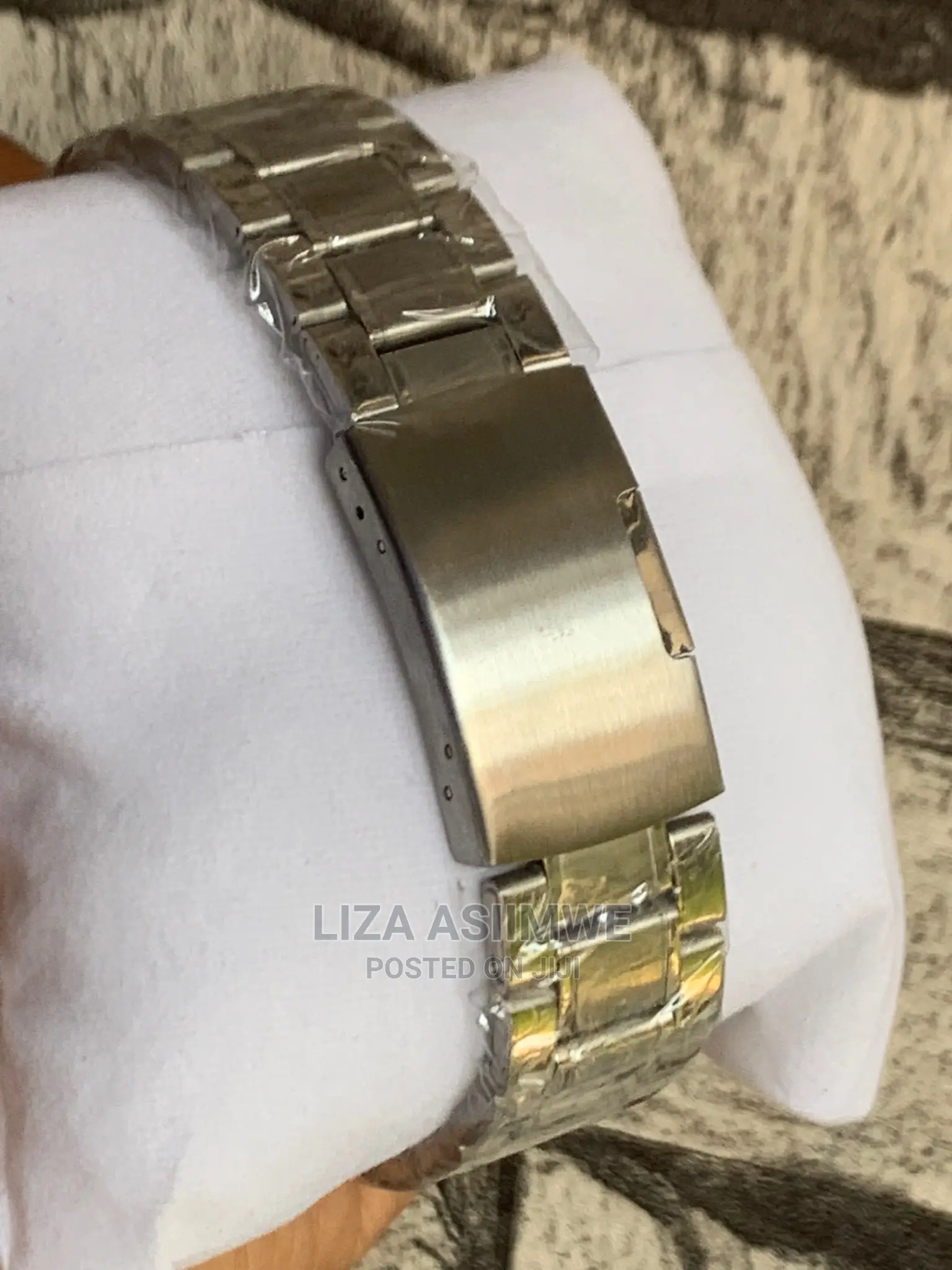 Simple Unisex Watch Available at a Good Affordable Price