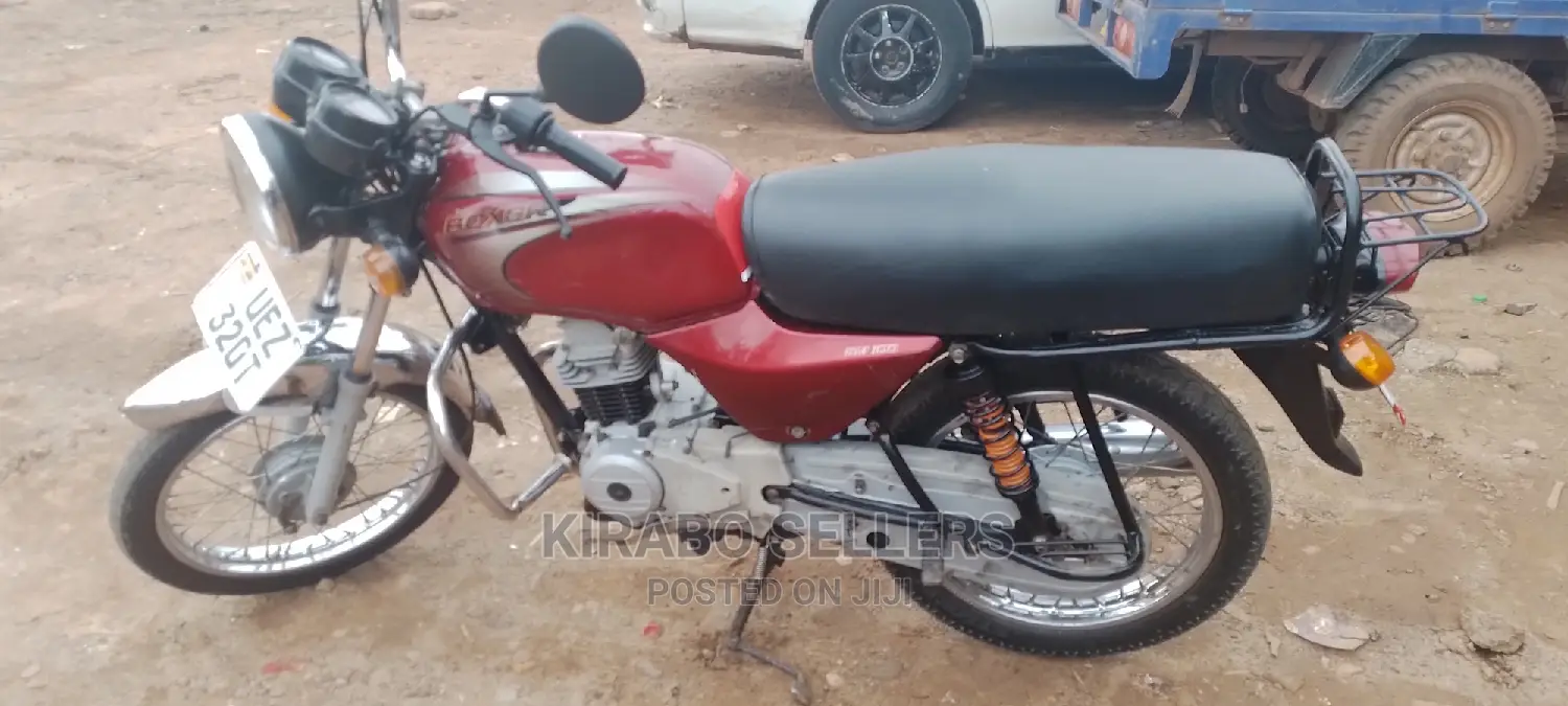 Bajaj Boxer 2017 White