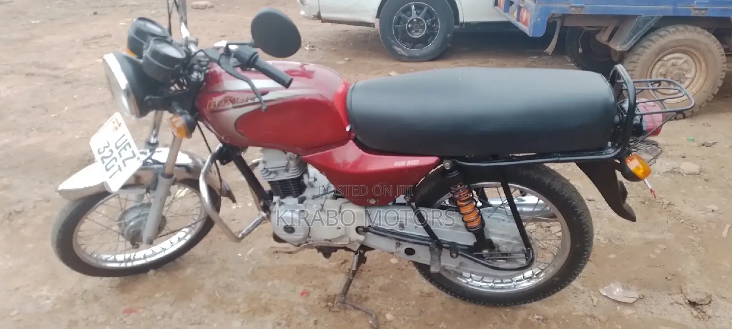 Bajaj Boxer 2017 White