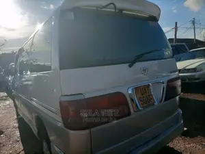 Toyota Regius 2001 White