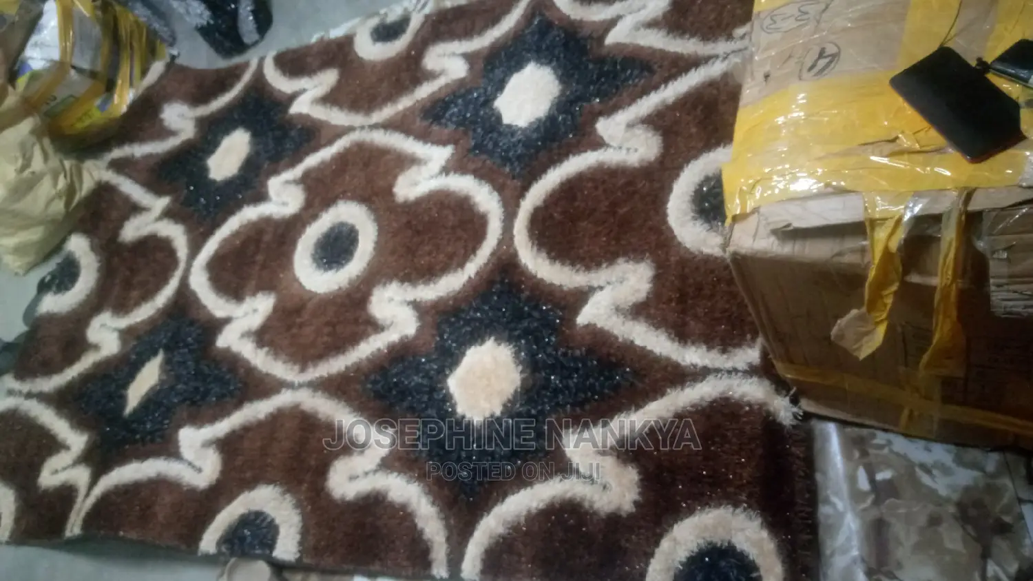 Shuggy Cetre Carpet, With Many Colours