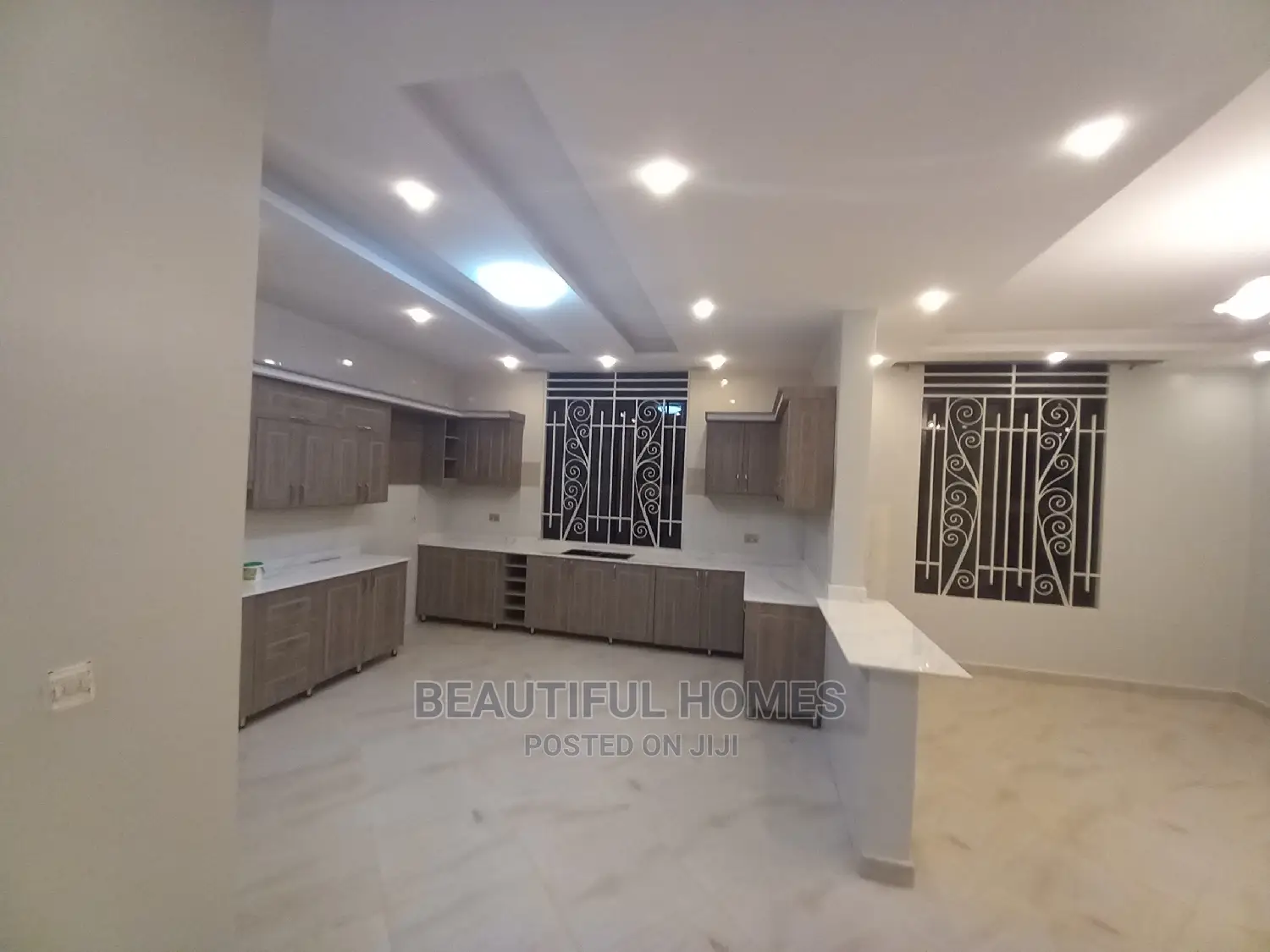 Furnished 6bdrm Mansion in Kira Corporate for Sale